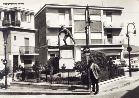 Deliceto anni'70 - monumento ai caduti